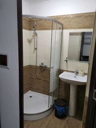 Хостелы Joe Hostel Бухарест Трехместный номер с собственной ванной комнатой-14